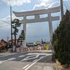 真っ白な大鳥居