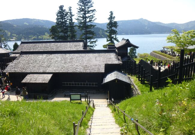 完全復元された栩葺の屋根群と芦ノ湖ビュー