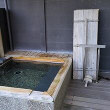 部屋の半露天は広くて十分な大きさ