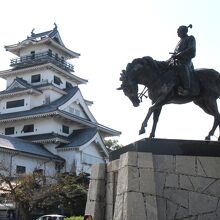今治城と藤堂高虎像