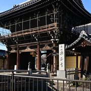 西本願寺の隣で