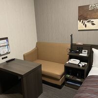 ベッド横の棚が便利