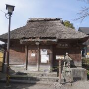 藁ぶき屋根の雰囲気のある建物