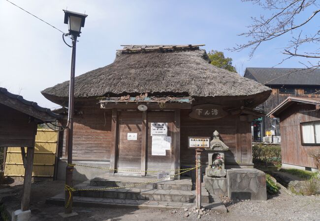 藁ぶき屋根の雰囲気のある建物