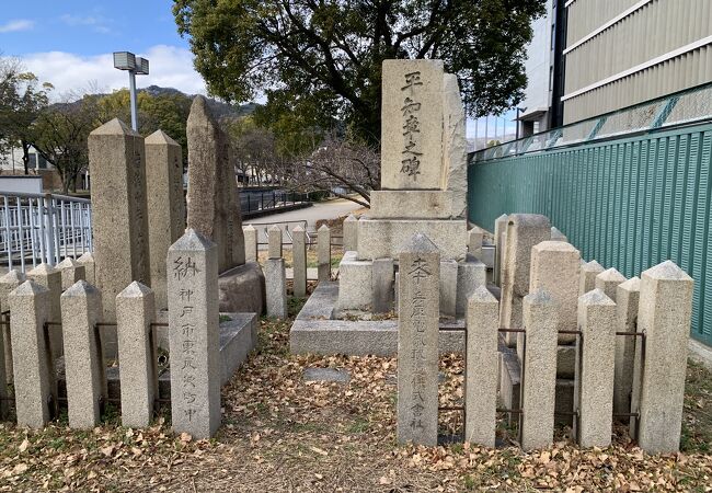 平氏方、源氏方の双方の碑が一カ所にあり、戦いで亡くなった兵士たちを弔っています。