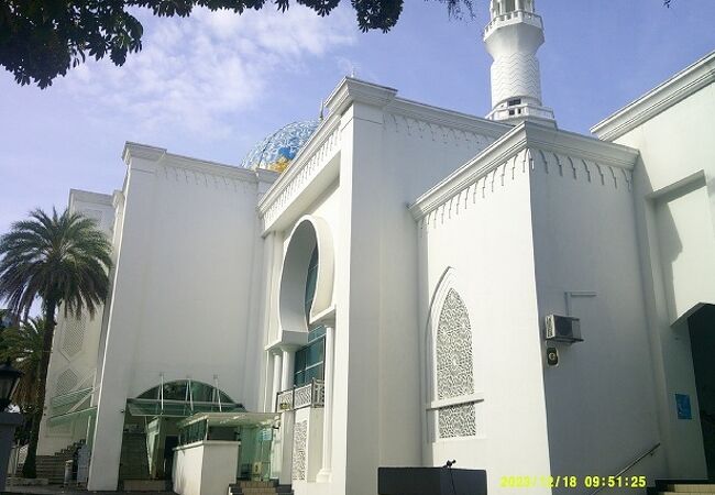 二本のミナレットと美しい青ドームが印象的なモスクです。