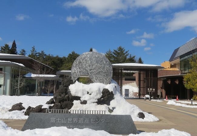 四季折々の富士山を巨大なオブジェで再現