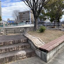 新湊川をはさんで、反対側には源平合戦の勇士の碑があります。