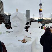 雪まつり前の雪像製作中の雰囲気を味わいました