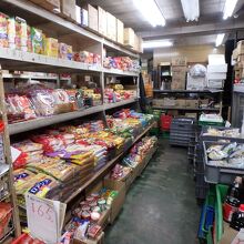 小売もしてる卸売売店。賞味期限切れも破格で販売！よく買込ます