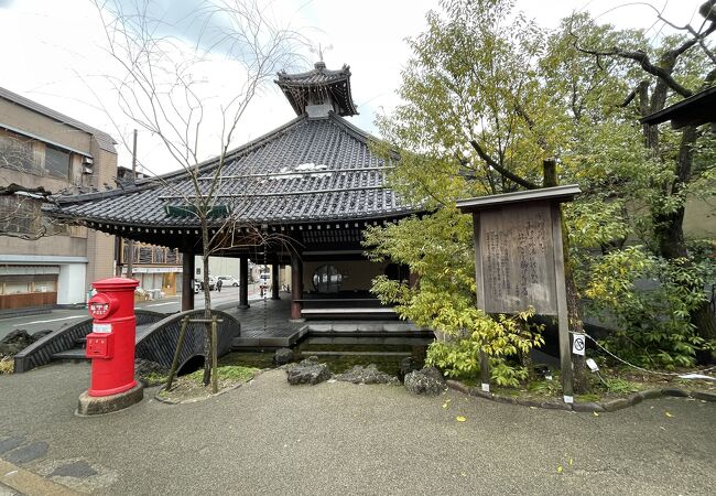 駅前で列車の待ち時間にも便利