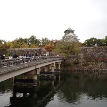 大阪城極楽橋と大阪城内濠と天守閣