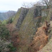 岩山に築城された石垣が見事