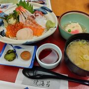 朝食の海鮮丼に大満足