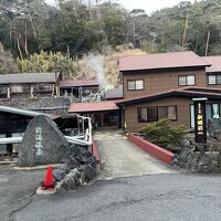 手前右が宿泊棟、左がお風呂の建物です