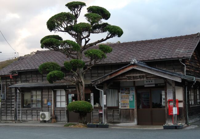 昭和５年開業時からの駅舎が健在