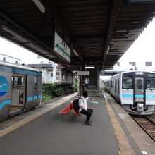 八戸駅行きの列車が到着する