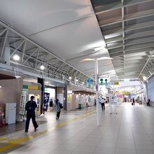 路線をまたぐ駅の自由通路。広くてきれいだ