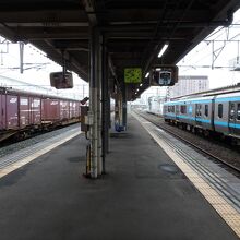 ここから青森、盛岡、久慈へ向かう。貨物列車も頻繁に走る