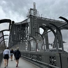 橋の歩道部分