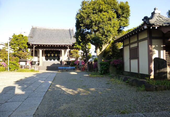 江戸時代の浮世絵師、二世歌川豊国のお墓があります。
