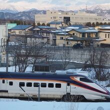 部屋からは奥羽本線を走る電車が見えました。