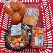 伊予柑とお惣菜を購入しました。