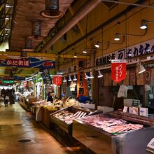 軒を連ねるお魚屋さん