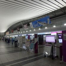 夜の空港、出発フロアはこんな感じ。ちょっと寂しいな