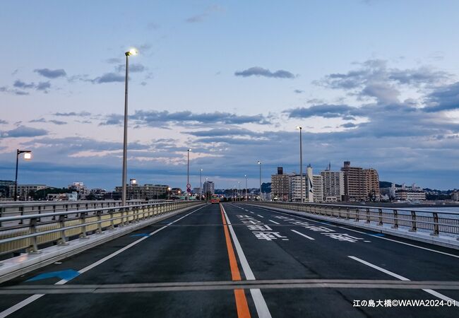 とりあえず朝一番で江の島に渡りました・・