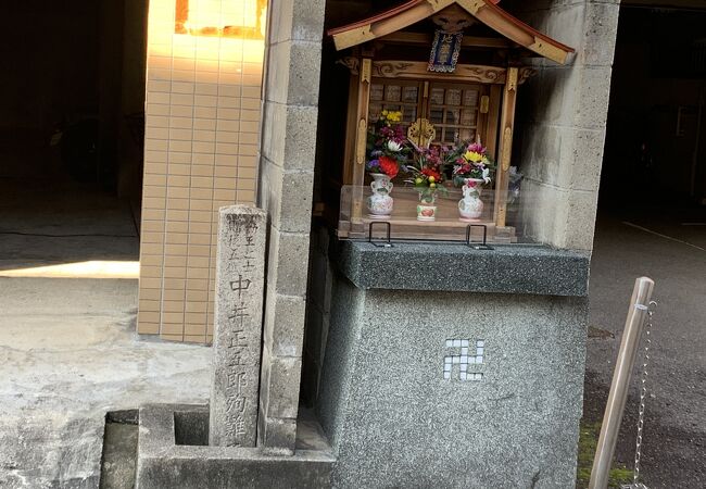 坂本龍馬・中岡慎太郎を敬愛していた中井正五郎の殉難の碑があります。小さく目立たない碑です。