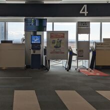 本日は４番搭乗口を利用する。
