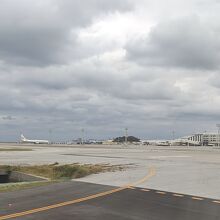 気になるほどの遅れはなく那覇空港に到着した。