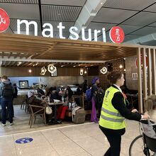 空港内には日本料理店もあり人気のようでした