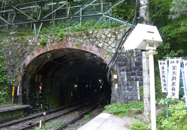 駅のホーム続きに弁財天