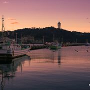 朝焼けの茜色の空に包まれた江の島も良いものでした