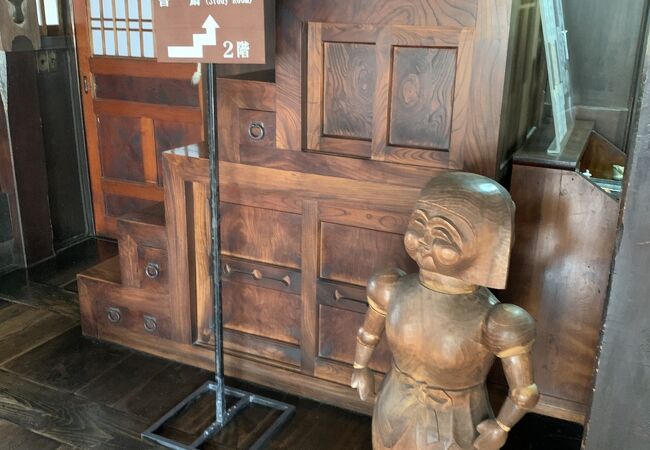 芸術家の河井寛次郎の自宅と工房が公開されています。生活の場には愛らしい家具や雑貨があちこち。