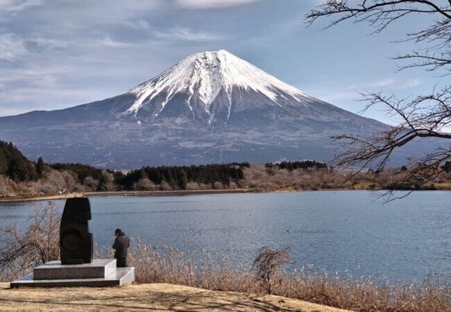 逆さ富士が見える湖