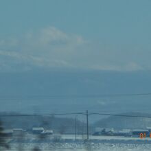 旭川から名寄に向かう車内から、北海道の最高峰、大雪山が見える