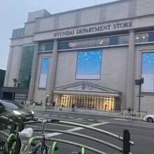 現代百貨店 (狎鴎亭本店)