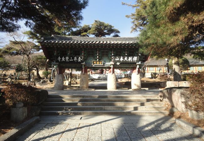 山の上に建つ素敵なお寺