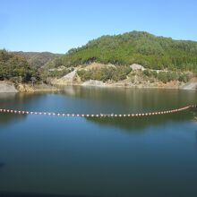「金出地ダム」によって形成された「鞍居湖」