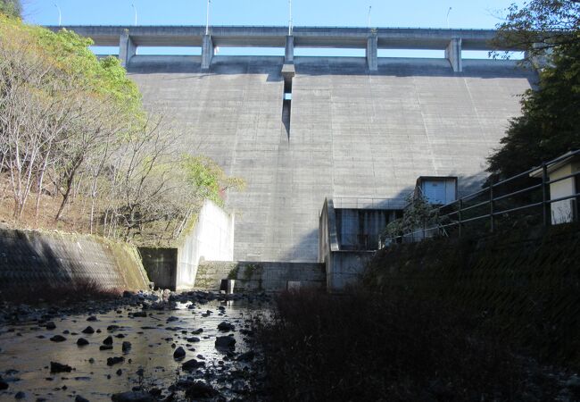 峠を越えれば岡山県、近畿地方最西端のダムカード配布対象施設です