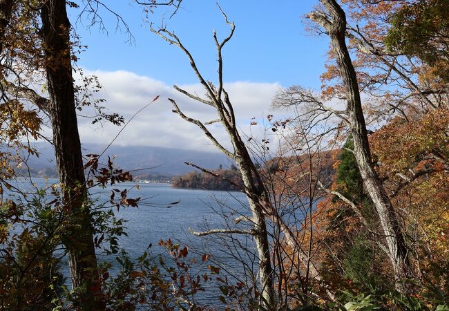 紅葉がきれいに見られる場所を探して湖畔の道を走りましたが景色としては残念でした。