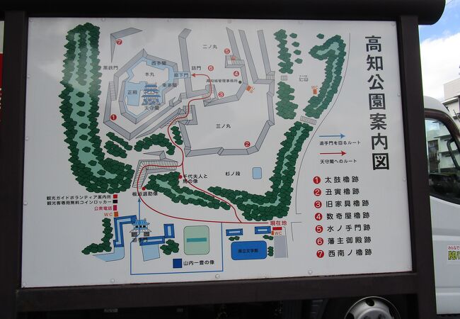 土佐観光ガイドボランティアが高知城を案内してくれます