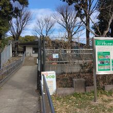 ここがバードサンクチュアリ入口で、土日中心に公開される。