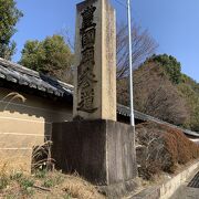 １１６０年、後白河上皇により、院の御所があった法住寺殿の鎮守社として創建されています。