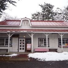赤い屋根の喫茶店 駅舎