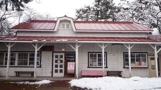 赤い屋根の喫茶店 駅舎