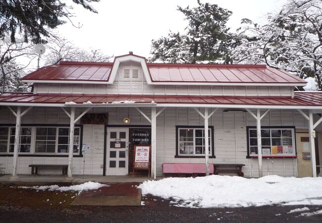 赤い屋根の喫茶店 駅舎